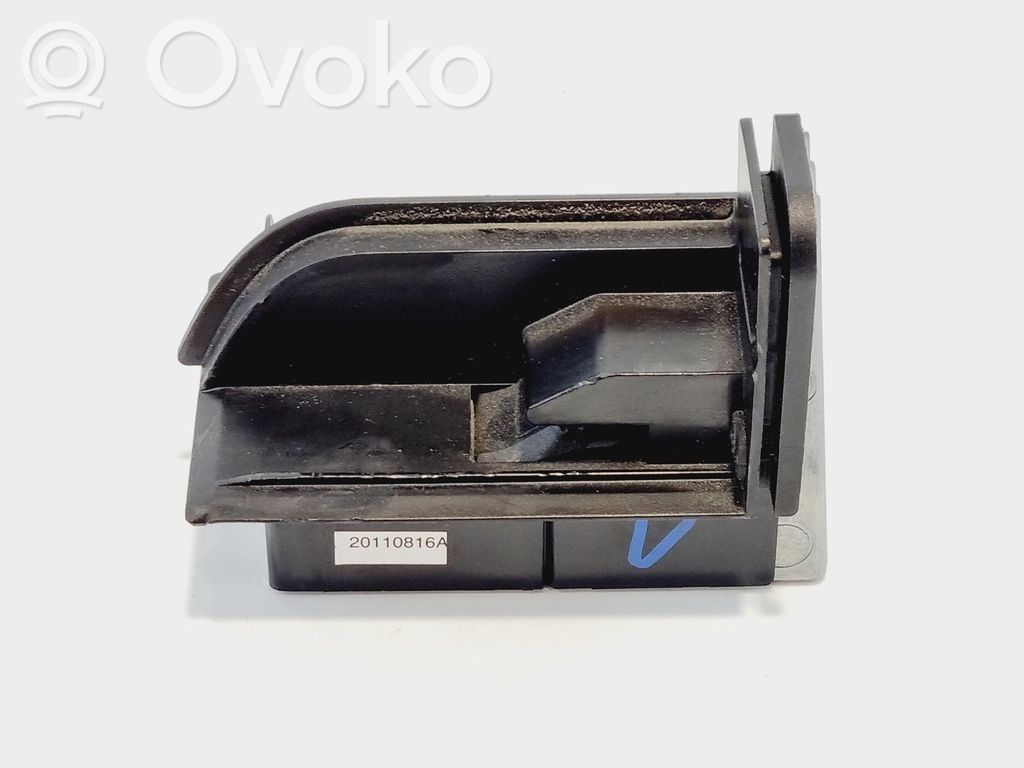 o-2014dce638ca64d9cca7d6d87306360d-bmw_x5_e70_bracket_in_trunk_boot BMW X5 E70 Porte-gobelet avant 6954943 – Image 1