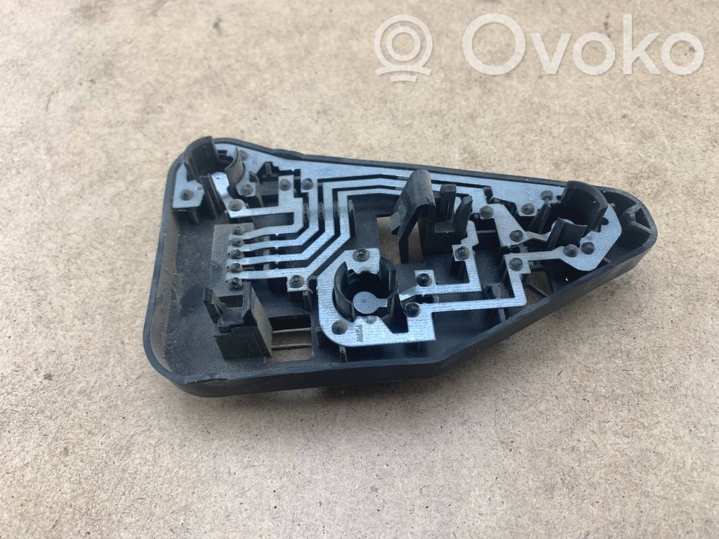 o-e62fc85702c859c59e6efe91c8b0042d-bmw_x3_e83_miglas_luktura_spuldzite BMW X3 E83 Porte ampoule de feu arrière 3418437 63213418437 63213414397 – Image 1